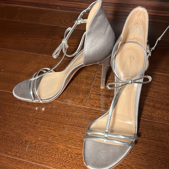 Gianvito Rossi silver T strap sandal, light wear , like new - Picture 2 of 4
